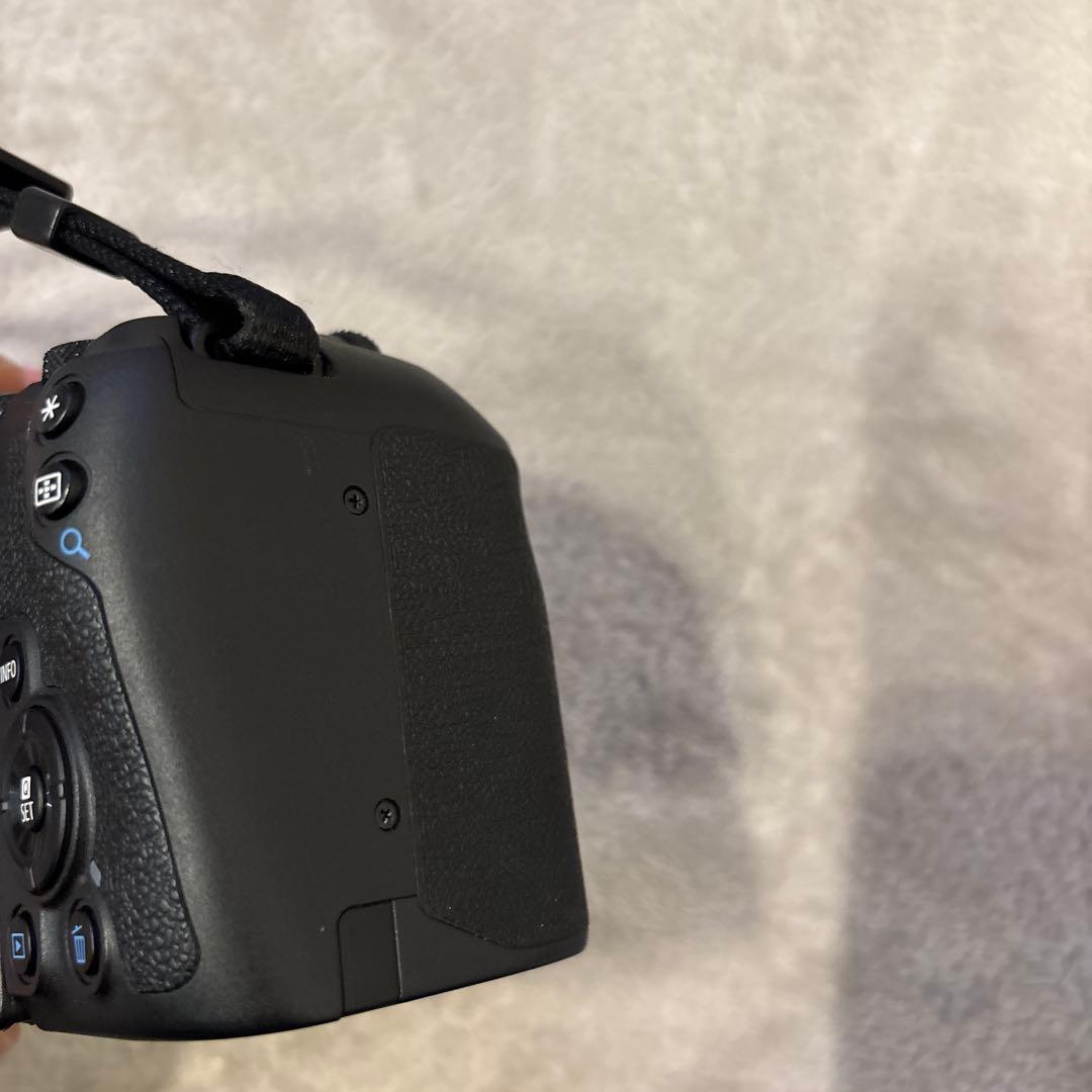 Canon EOS RP ミラーレス一眼 カメラ、充電器(バック付