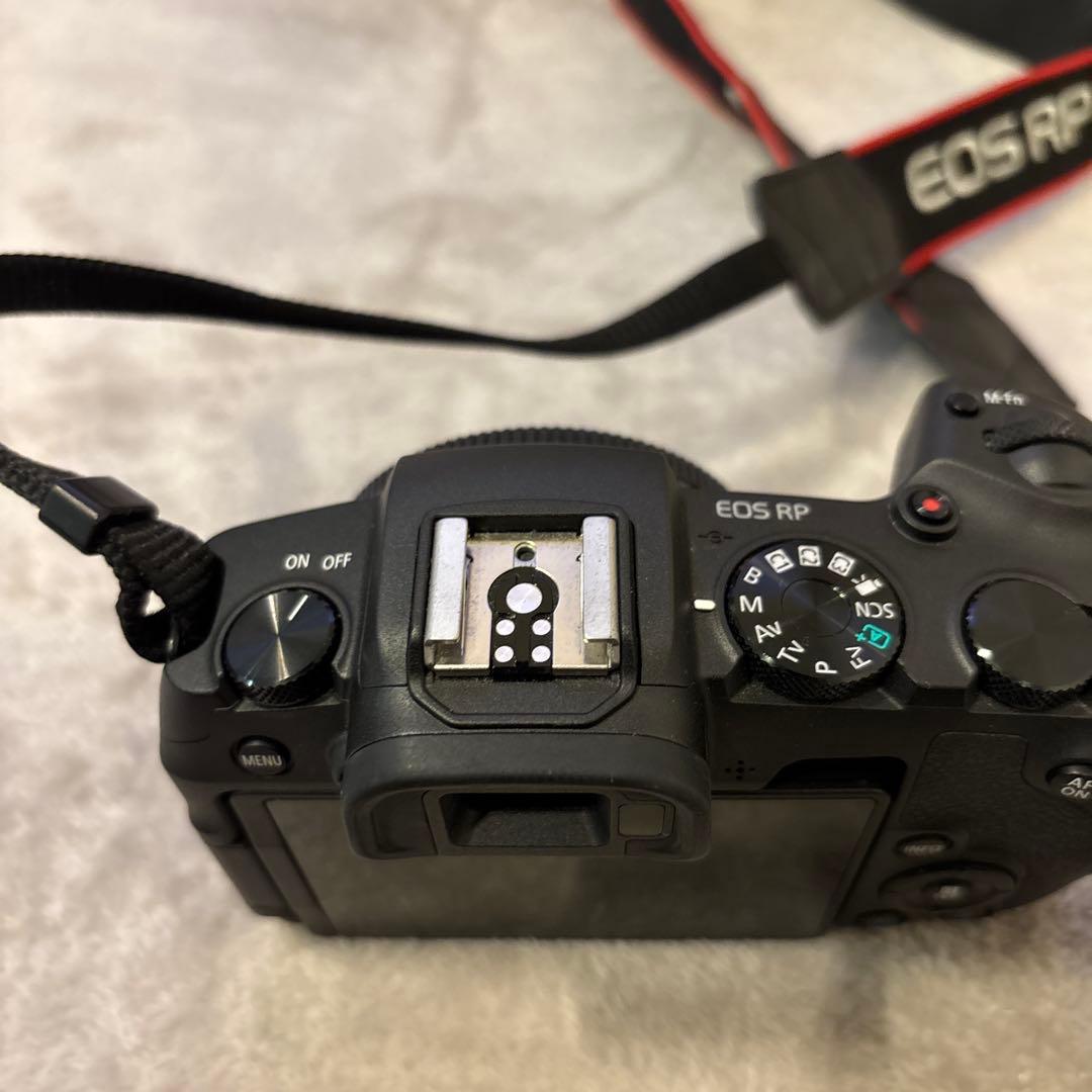 Canon EOS RP ミラーレス一眼 カメラ、充電器(バック付