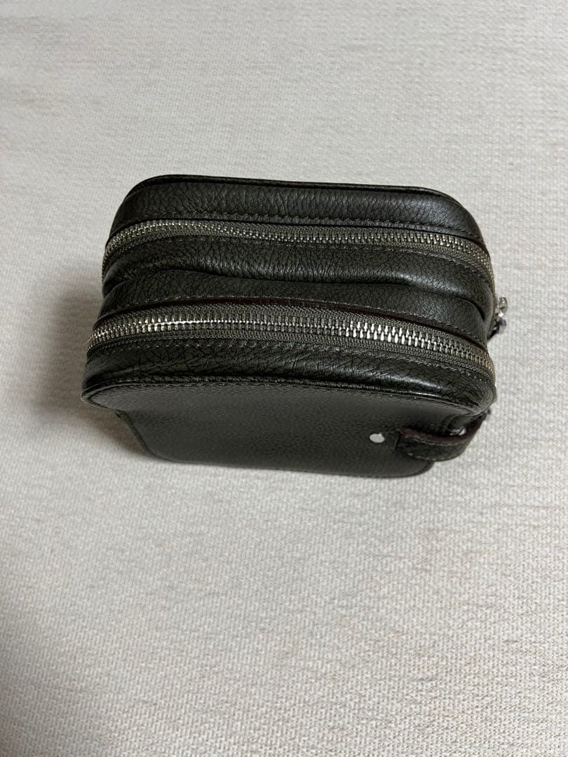 ◇アニアリ aniary グラインドレザー クラッチバッグ 。カーキーブラウン