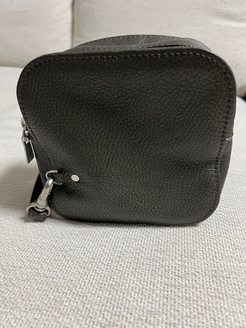 ◇アニアリ aniary グラインドレザー クラッチバッグ 。カーキーブラウン