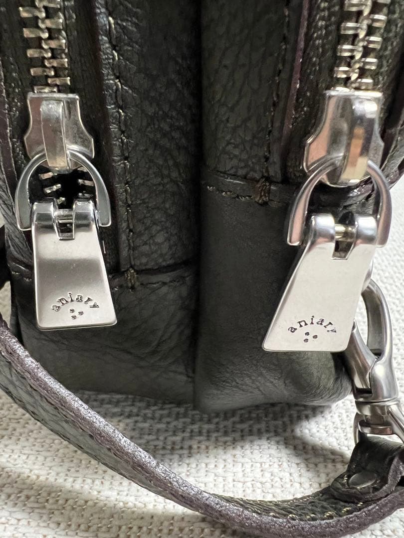 ◇アニアリ aniary グラインドレザー クラッチバッグ 。カーキーブラウン