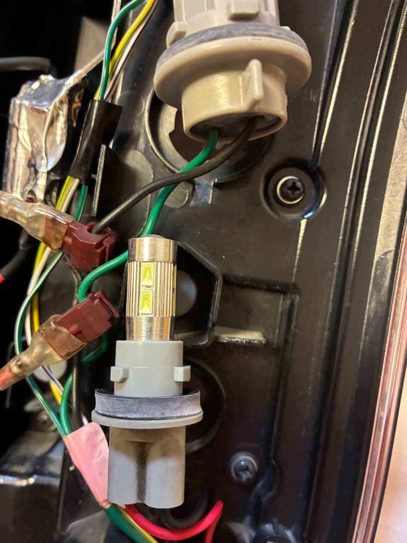 NV350 キャラバン 純正テールランプ