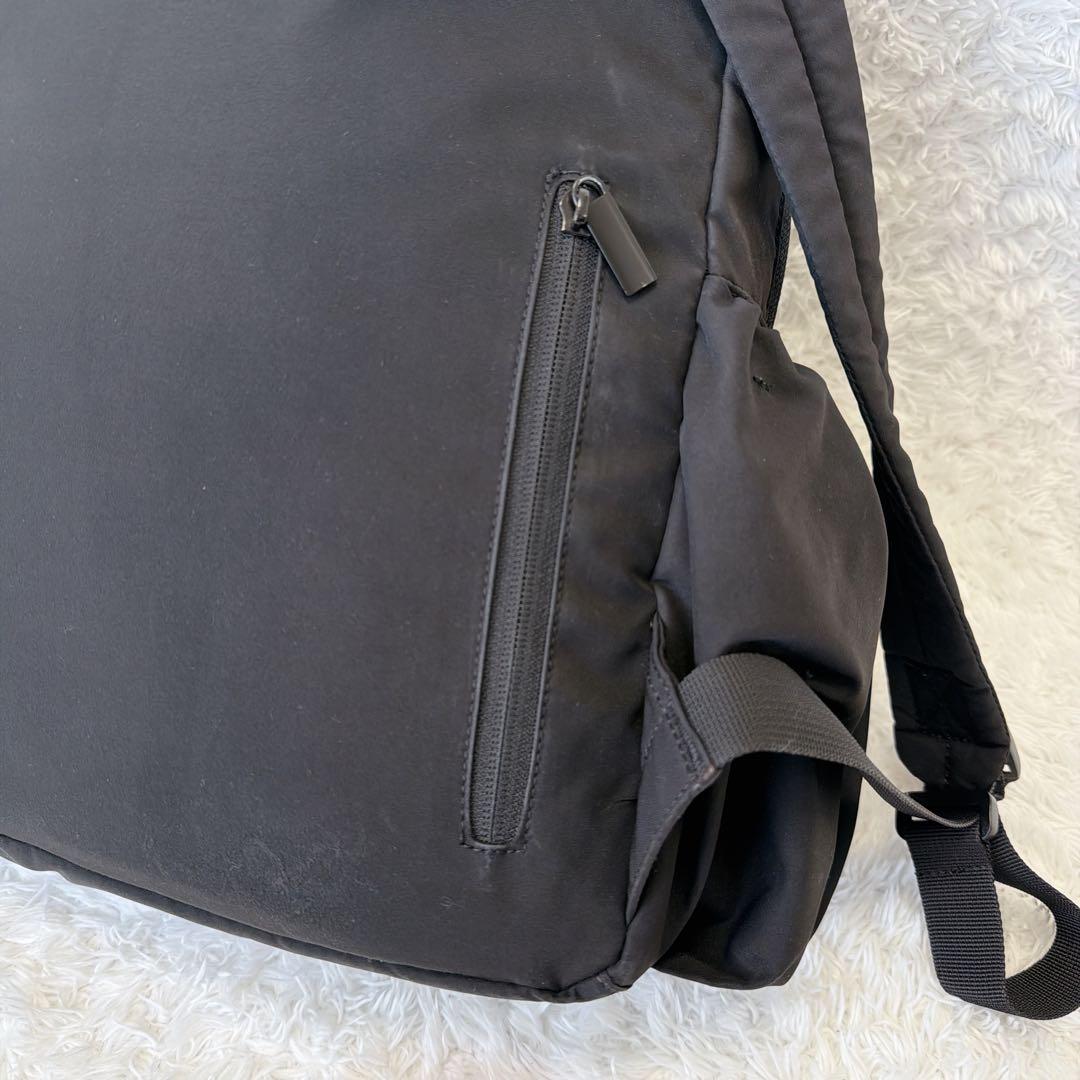 【良品】emmi eco 撥水ギャザーボディーバックパック　黒