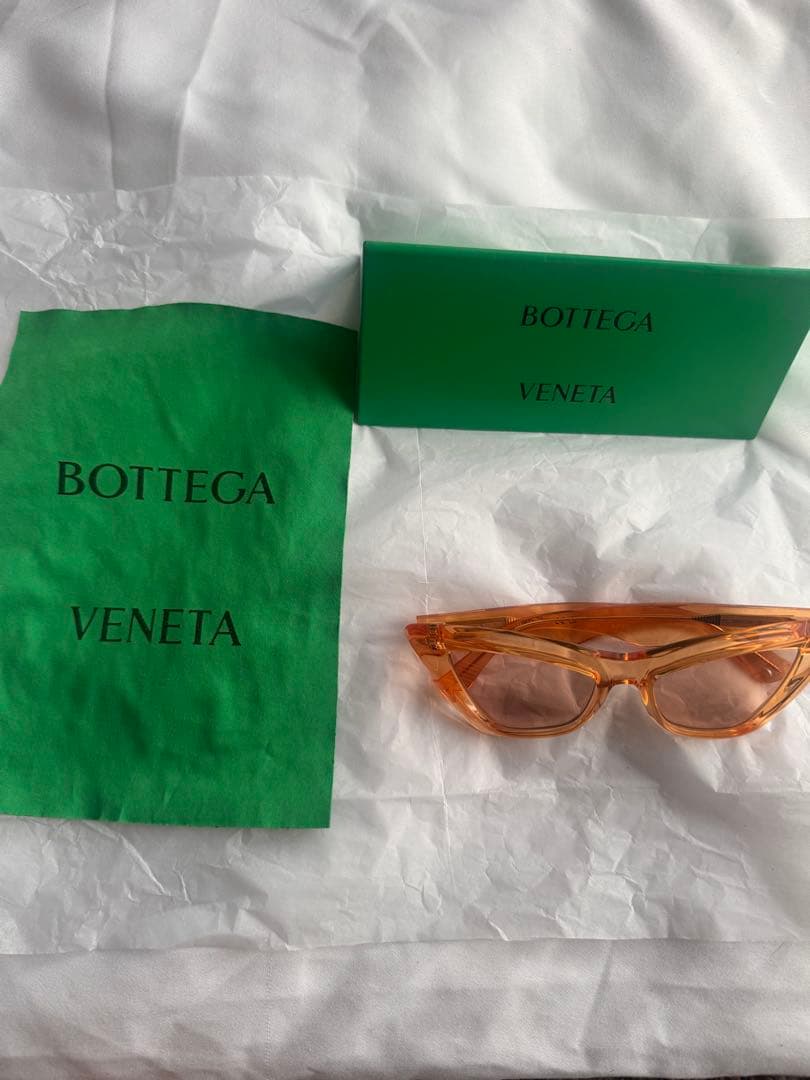 BOTTEGA VENETA オレンジ キャットアイ サングラス