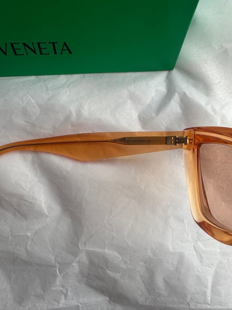 BOTTEGA VENETA オレンジ キャットアイ サングラス