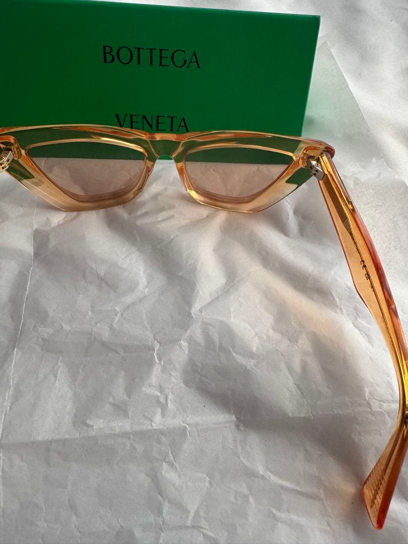 BOTTEGA VENETA オレンジ キャットアイ サングラス