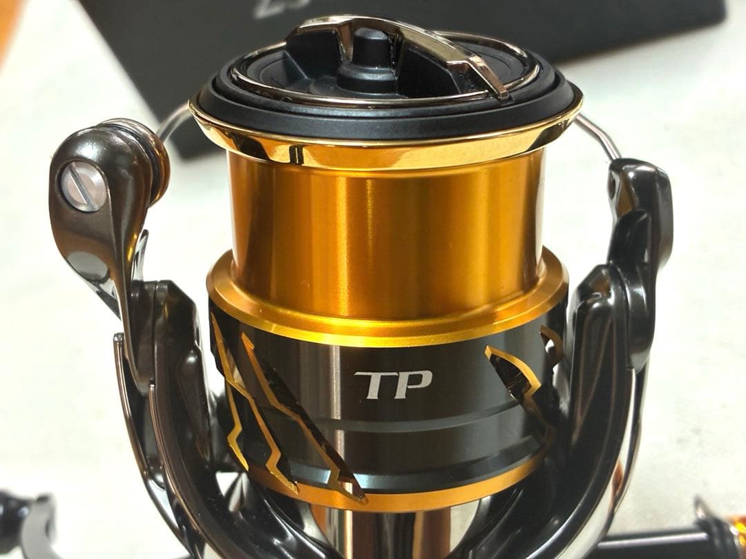 【極美品】シマノ リール 20ツインパワー2500SHG【ダブルハンドル仕様】