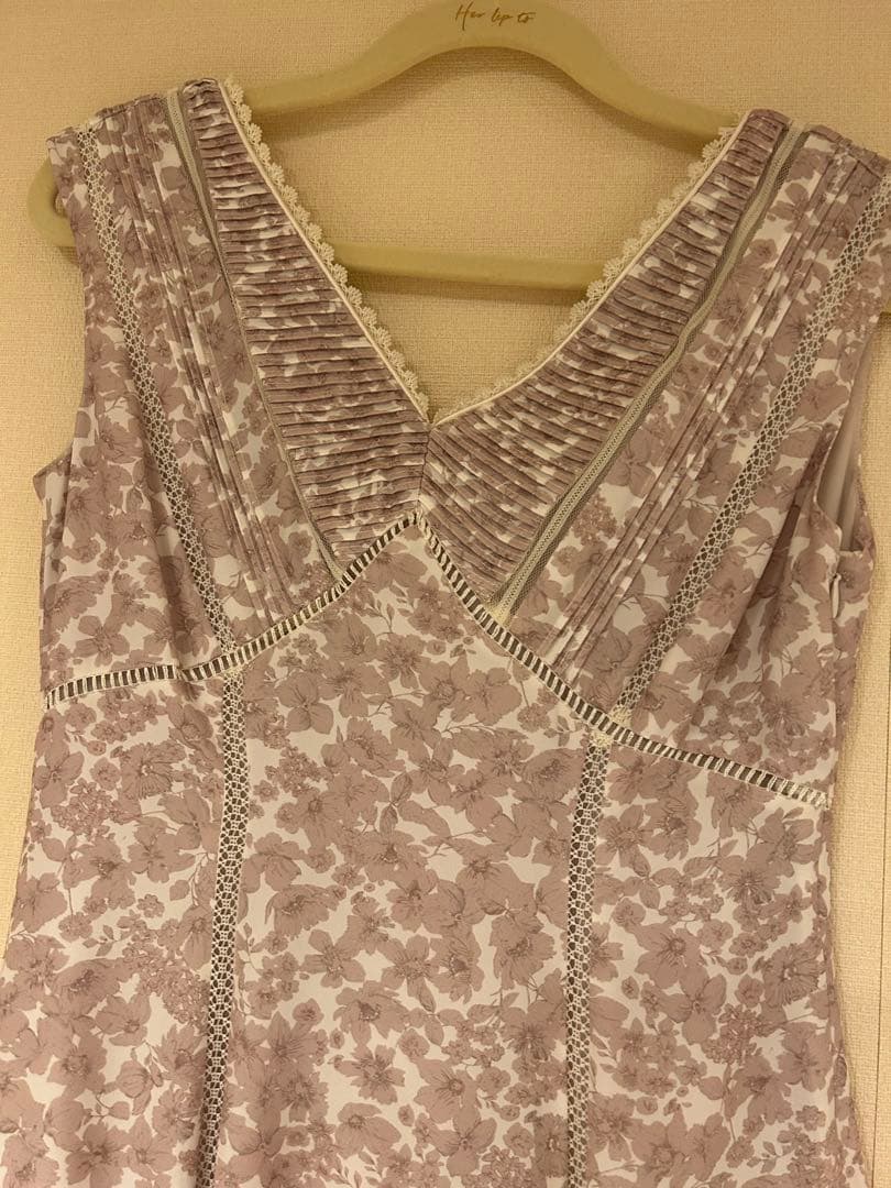 ワンピース herlipto Lace Trimmed Floral Dress