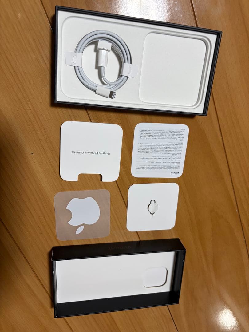 Apple iPhone 13 Pro Max 本体と手帳ケース