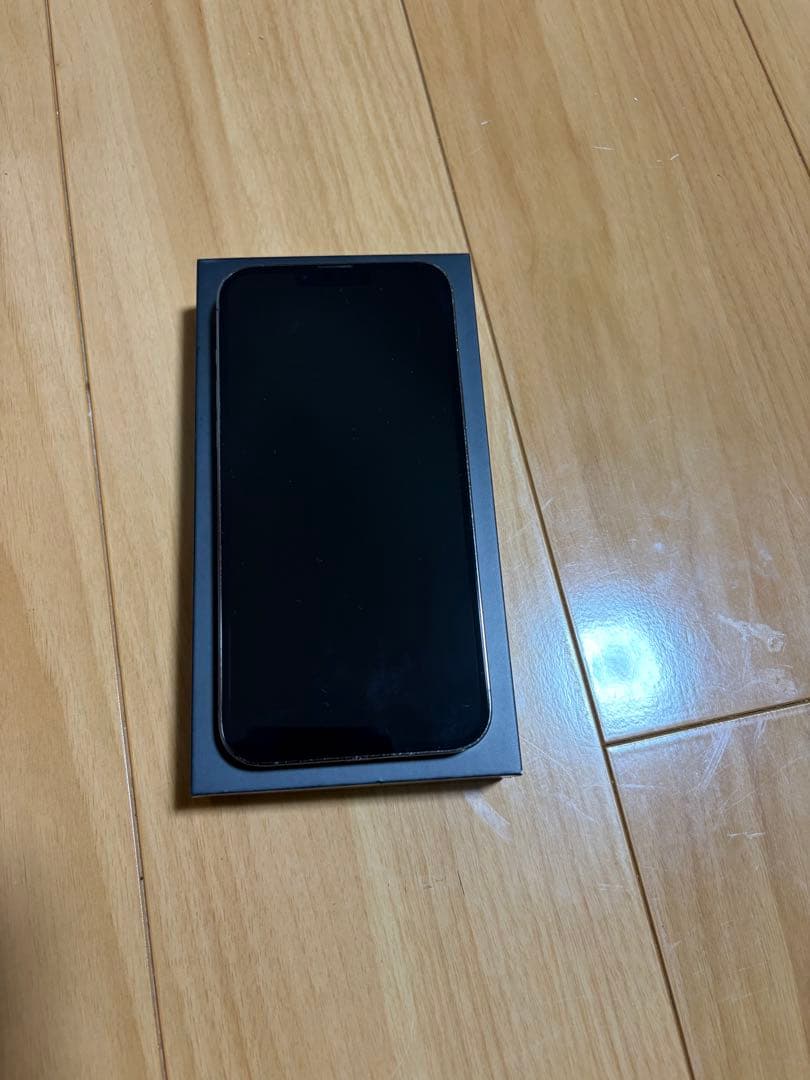 Apple iPhone 13 Pro Max 本体と手帳ケース