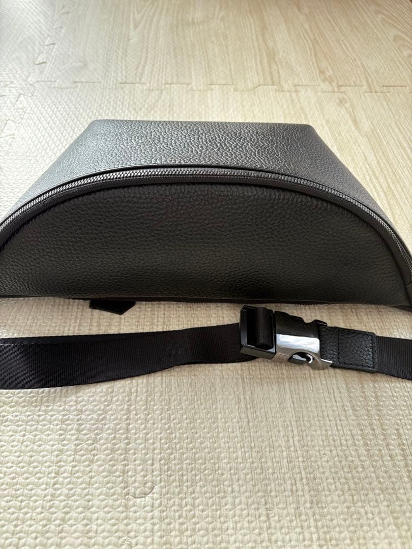 HushTug カーブドボディバッグ ブラック