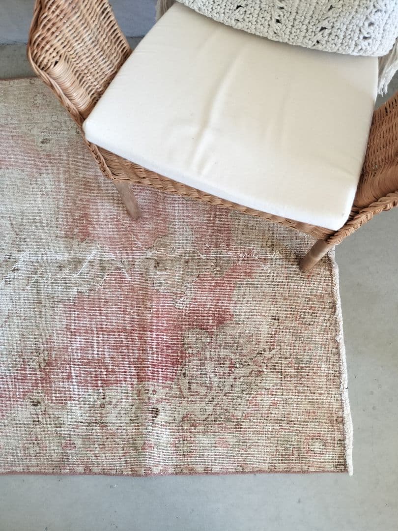 シャビーなローズピンクとベージュのメダリオンラグ　ヴィンテージラグNo.695