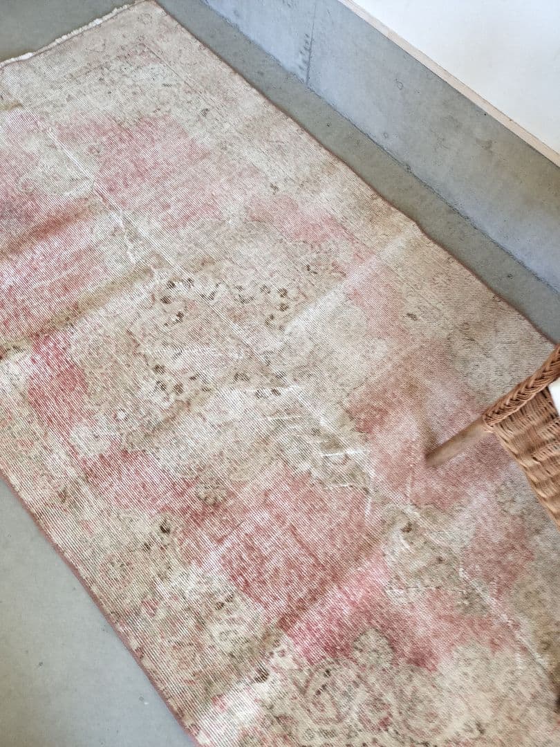 シャビーなローズピンクとベージュのメダリオンラグ　ヴィンテージラグNo.695