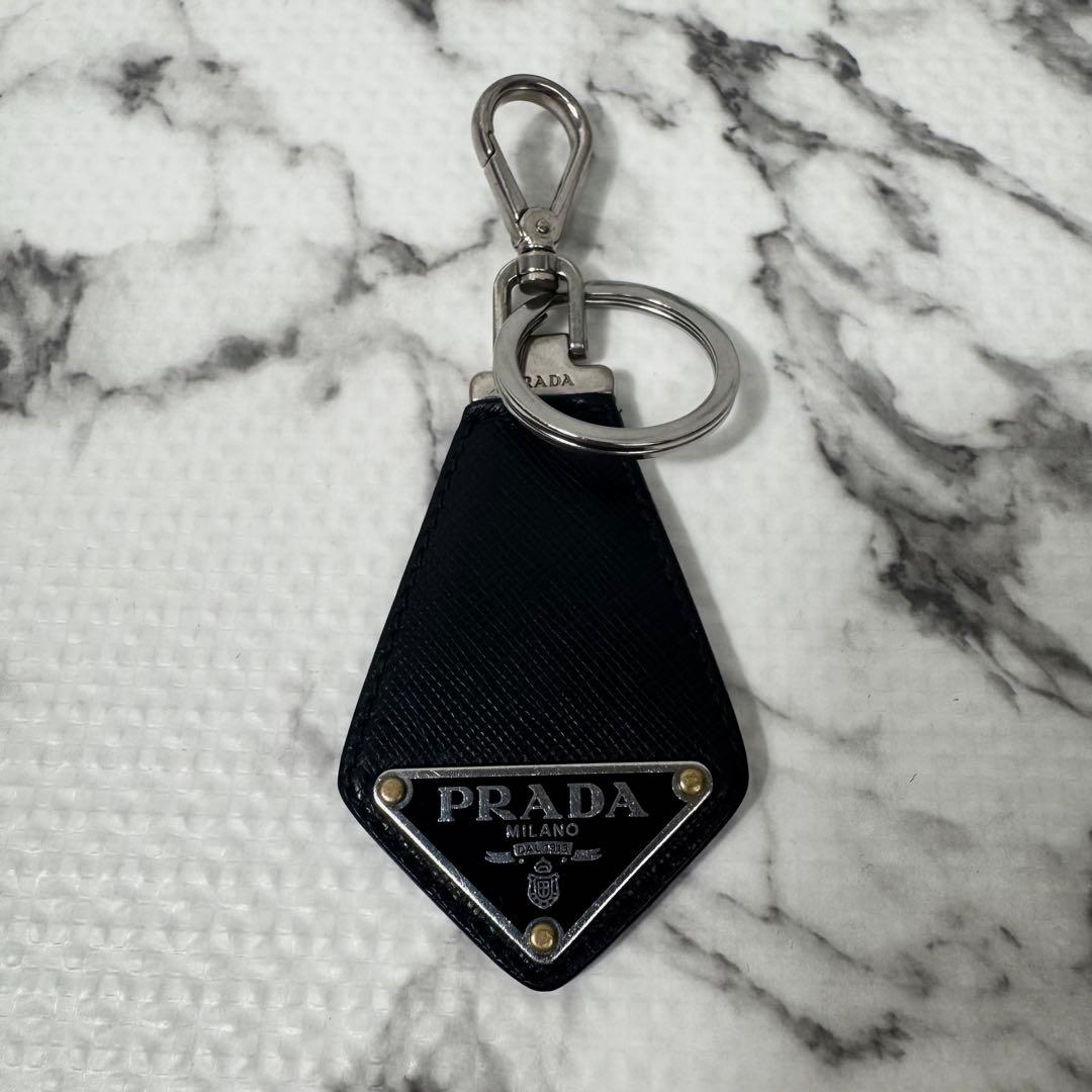 美品◎プラダ　キーリング　キーホルダー　三角ロゴプレート　ブラック　サフィアーノ