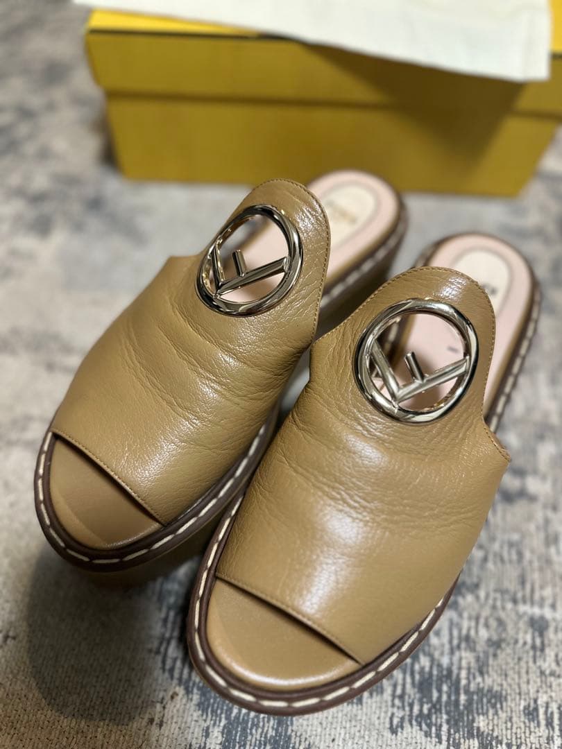 【FENDI】レザー厚底サンダル キャメル 箱、シューズバック付き