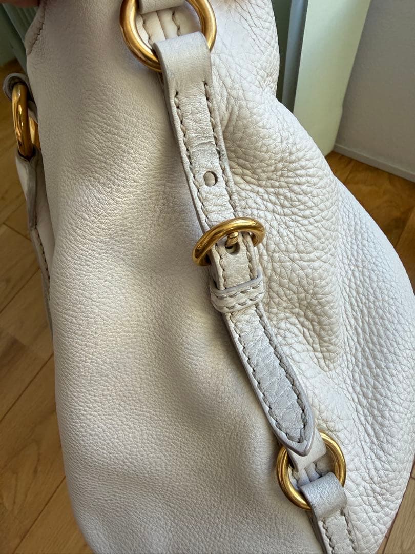 miu miu ホワイトレザー トートバッグ