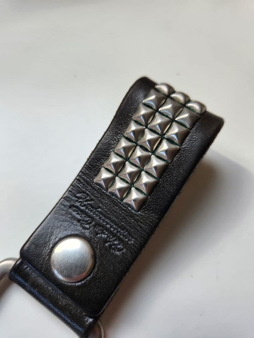 UNDERCOVER オリジナルスタッズ付きブラックレザーキーホルダー