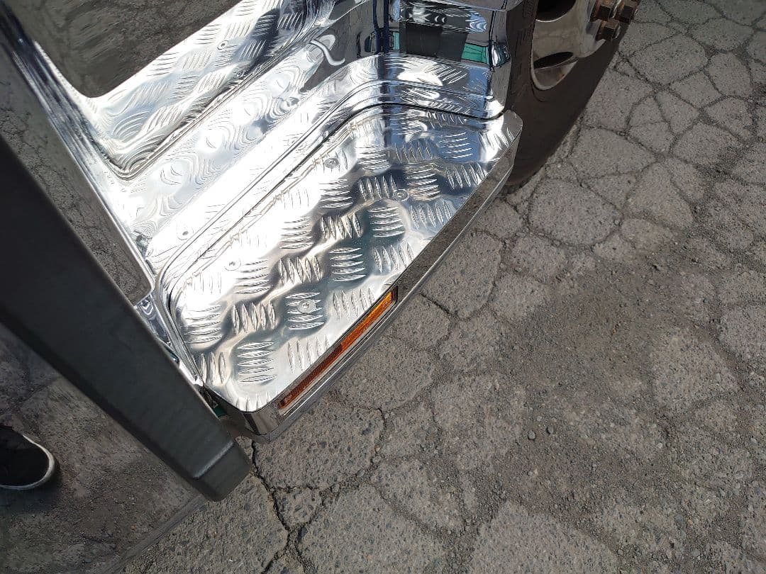 クオン　サイドステップ　アルミ縞板　下段セット　ボルトナット付き