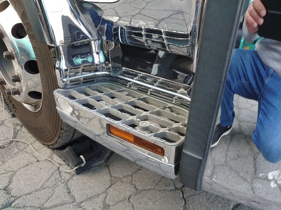 クオン　サイドステップ　アルミ縞板　下段セット　ボルトナット付き