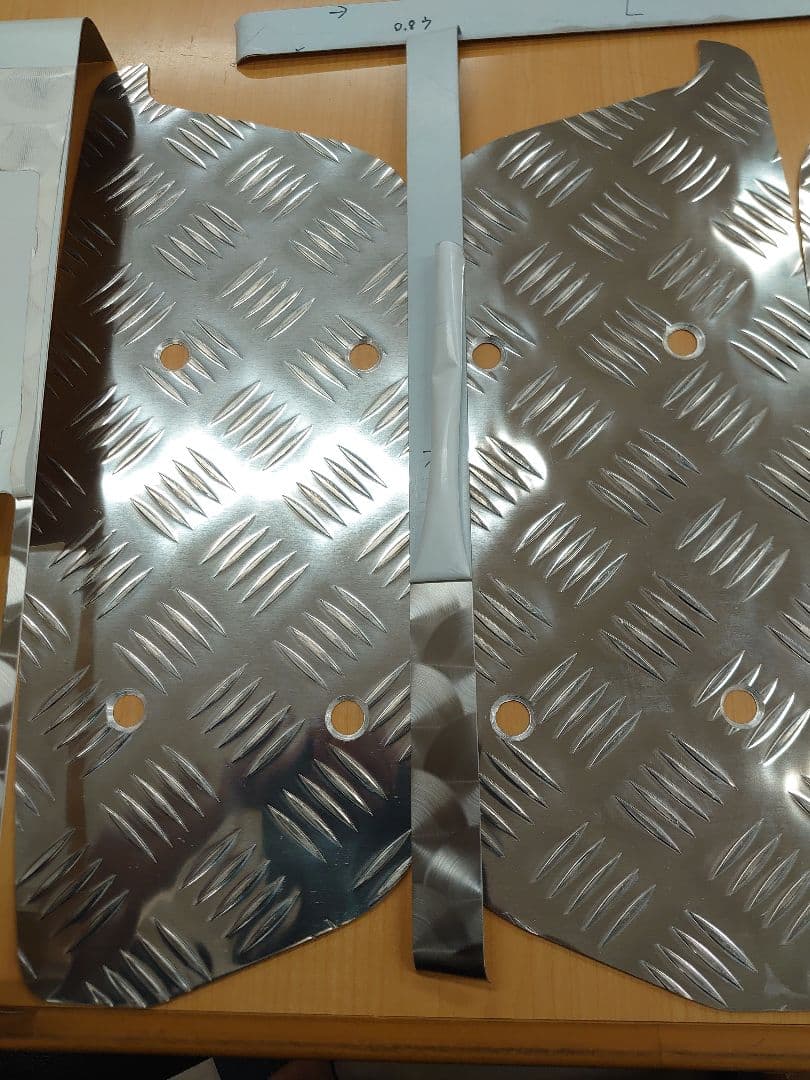 クオン　サイドステップ　アルミ縞板　下段セット　ボルトナット付き