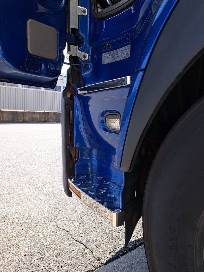 クオン　サイドステップ　アルミ縞板　下段セット　ボルトナット付き