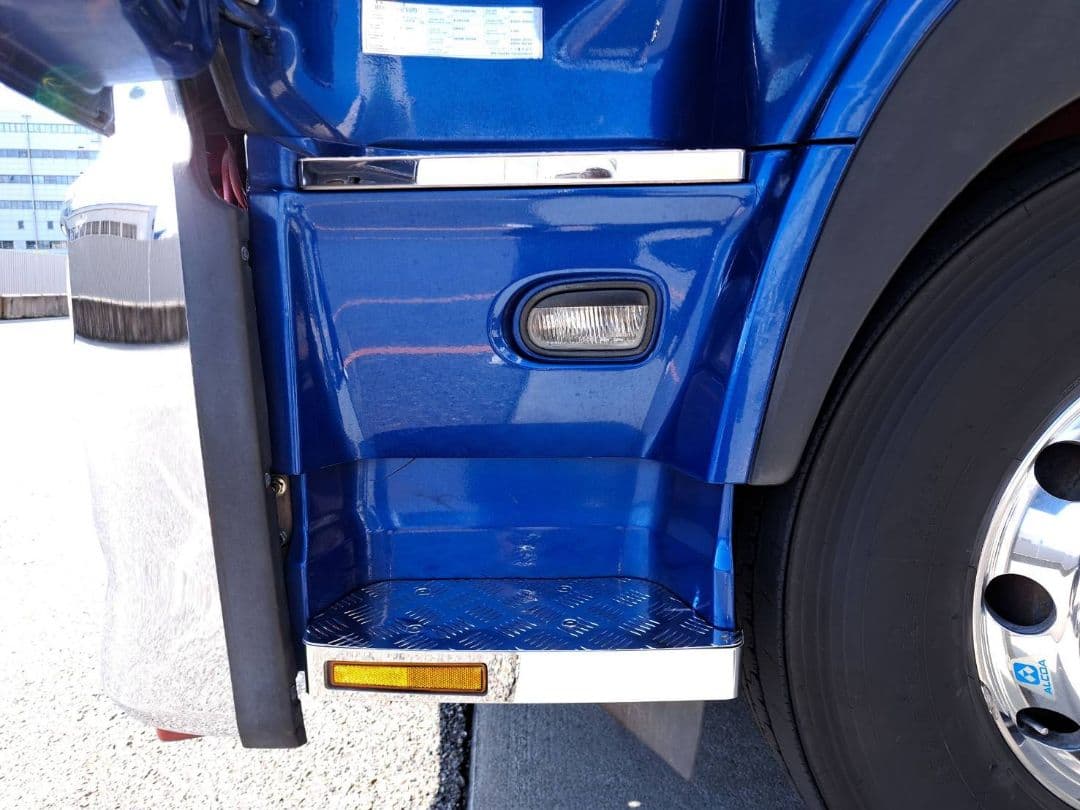 クオン　サイドステップ　アルミ縞板　下段セット　ボルトナット付き