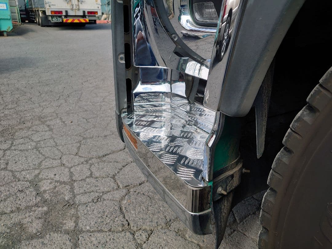 クオン　サイドステップ　アルミ縞板　下段セット　ボルトナット付き