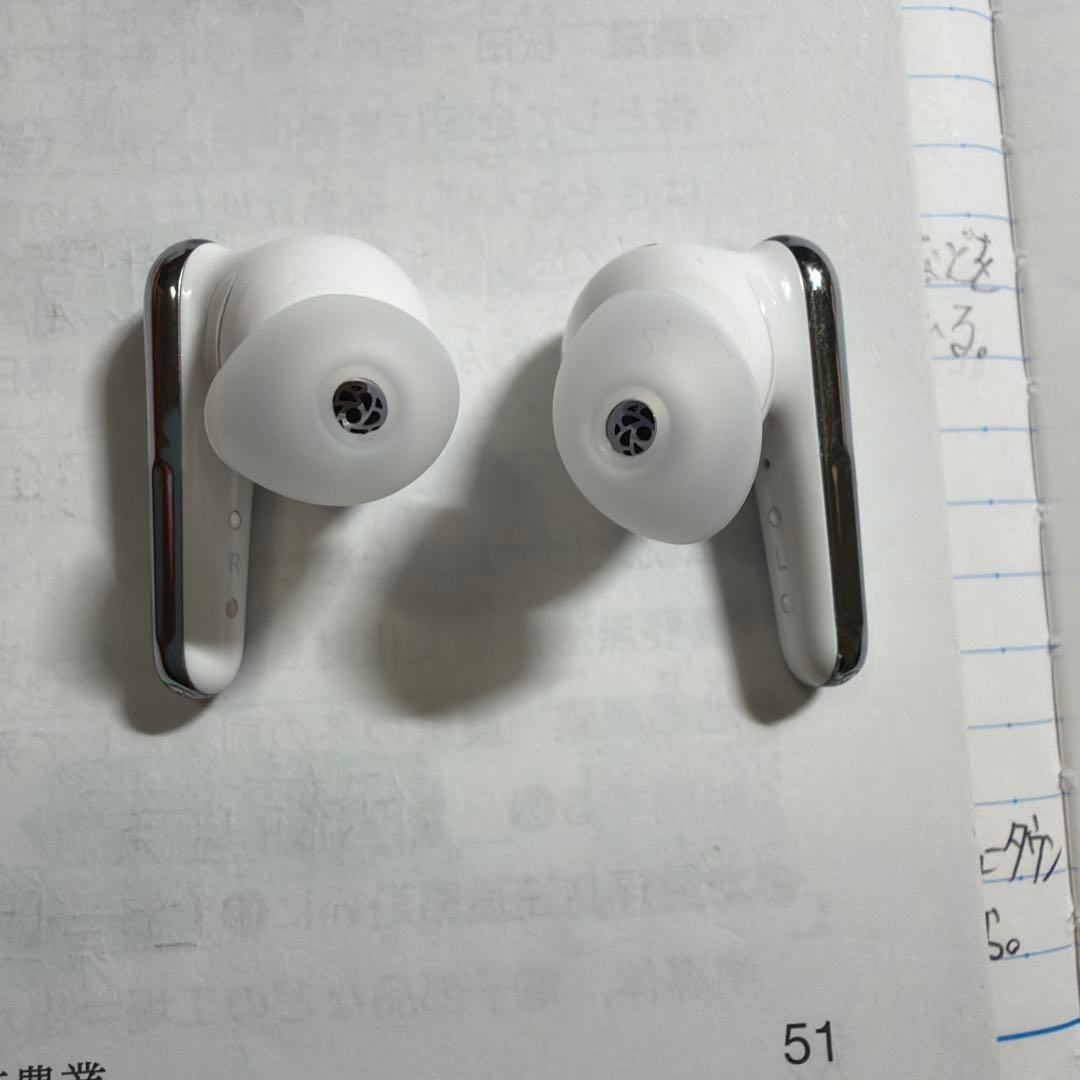 ホワイト ワイヤレスイヤホン