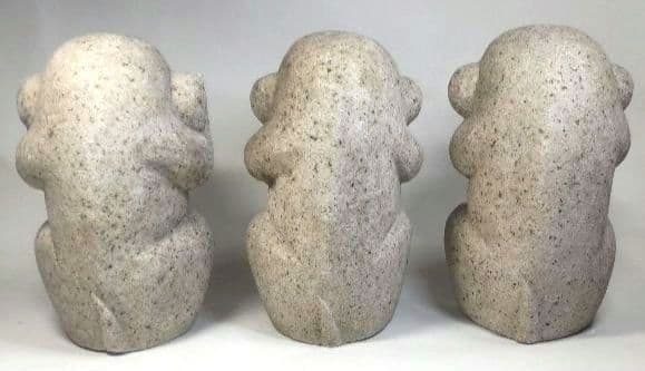 三猿の石像彫刻（見ざる、言わざる、聞かざる）