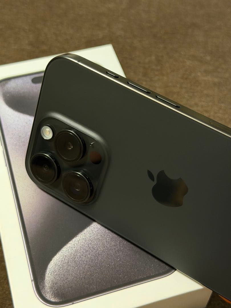 美品Apple iPhone 15 Pro（ブラックチタニウム）256GB