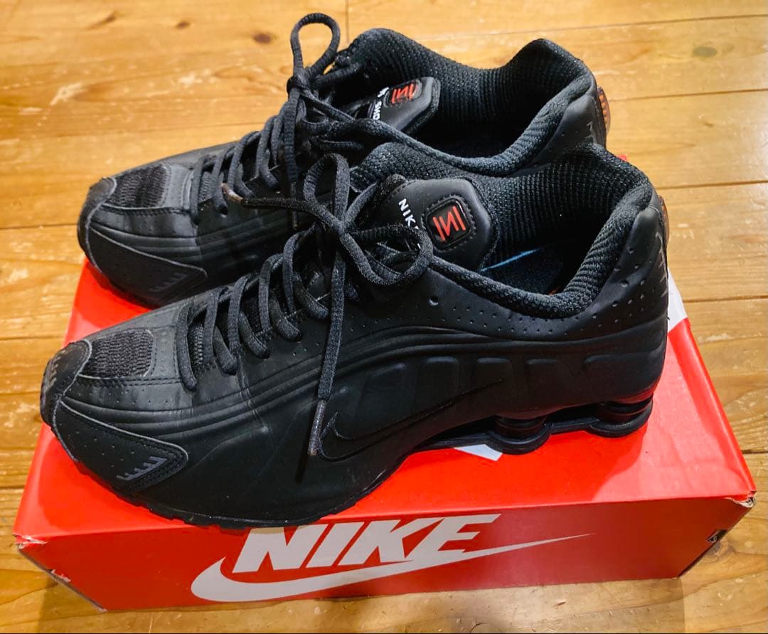 靴 Nike Shox R4 Black