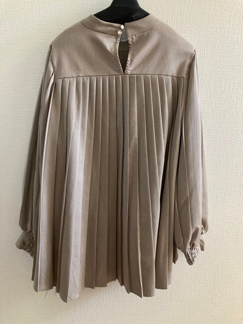 新品未使用】【2点セット】プリーツフレアトップス＆テーパードパンツセットアップ