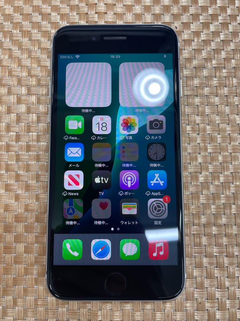 iPhone SE第3世代 64 GBスターライトSIMフリー【3396】