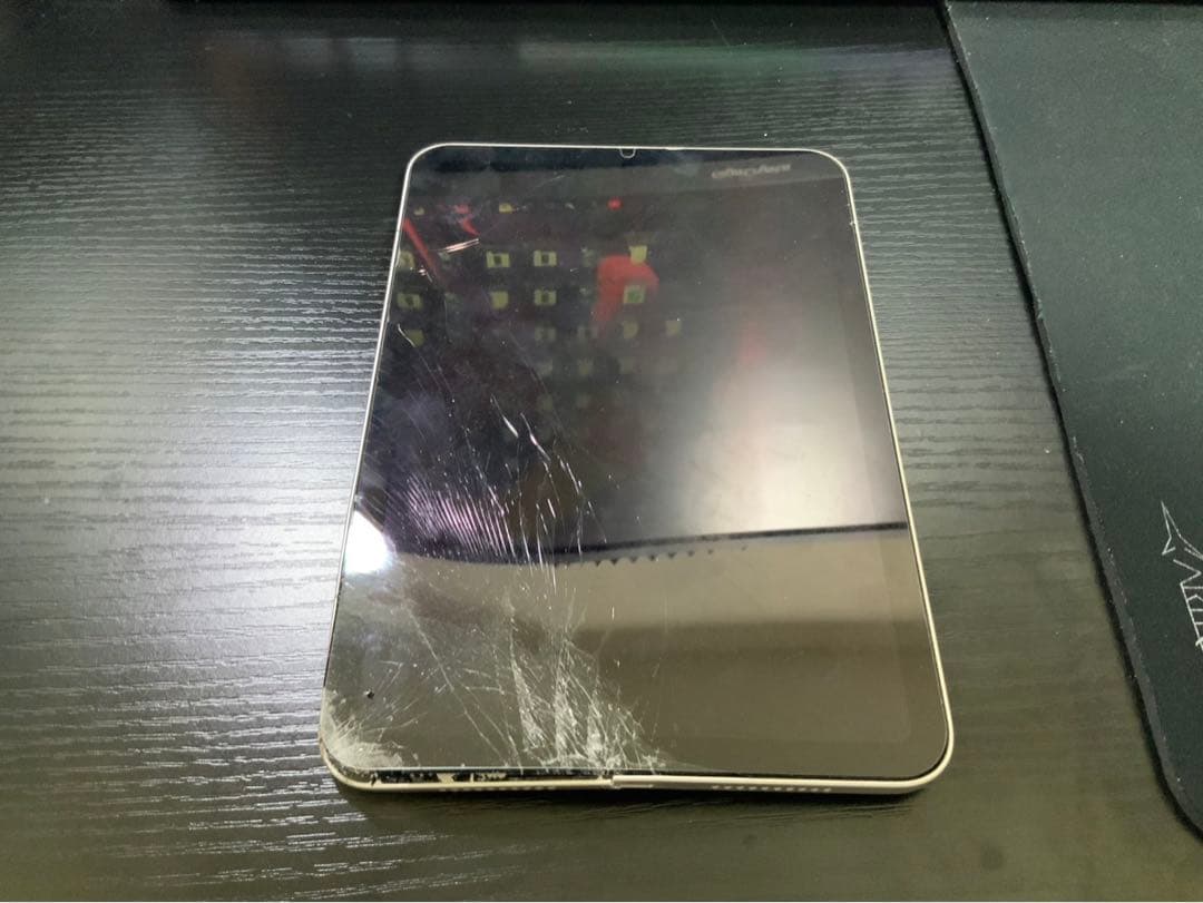 「おそらく基盤は生きている」iPad mini6本体　液晶割れあり