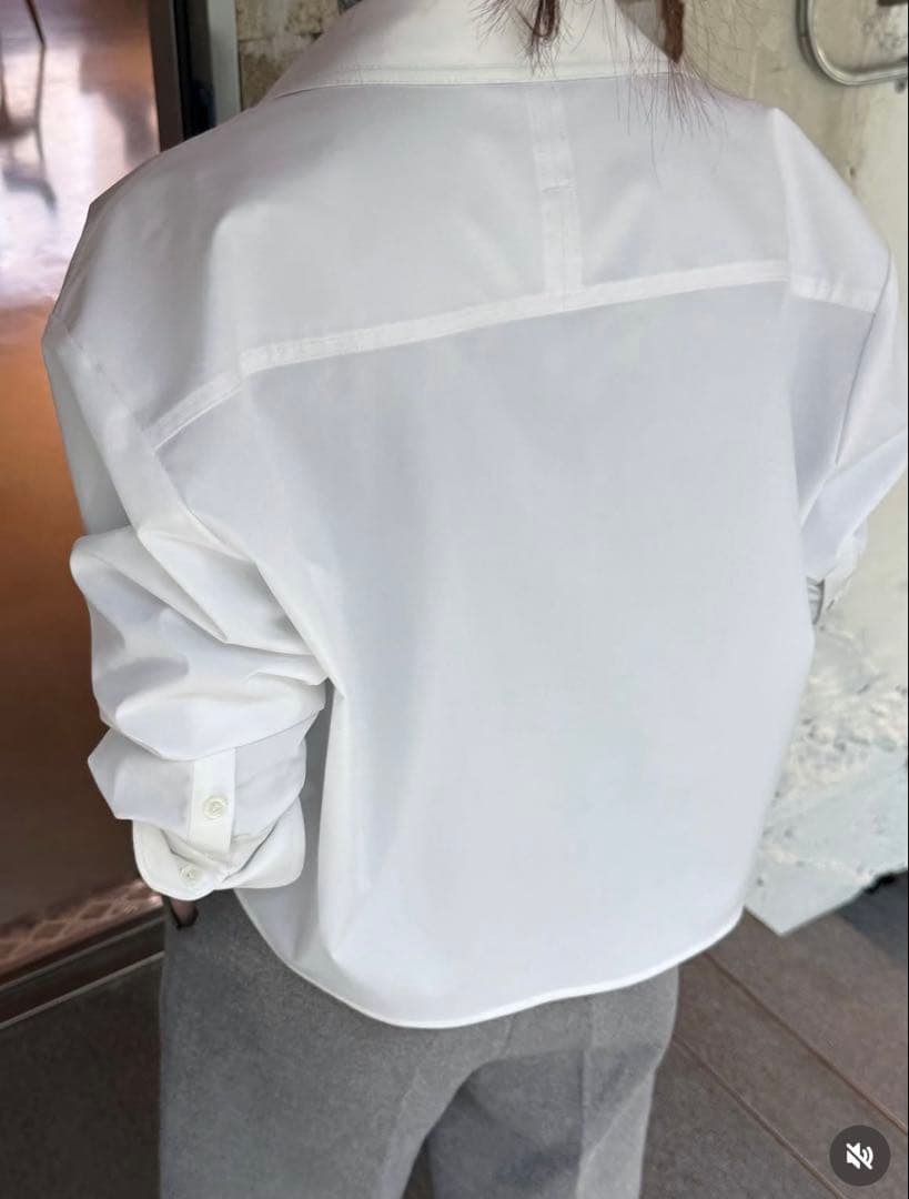 yonfa 新品未使用タグ付き　ボクシークロップドシャツ