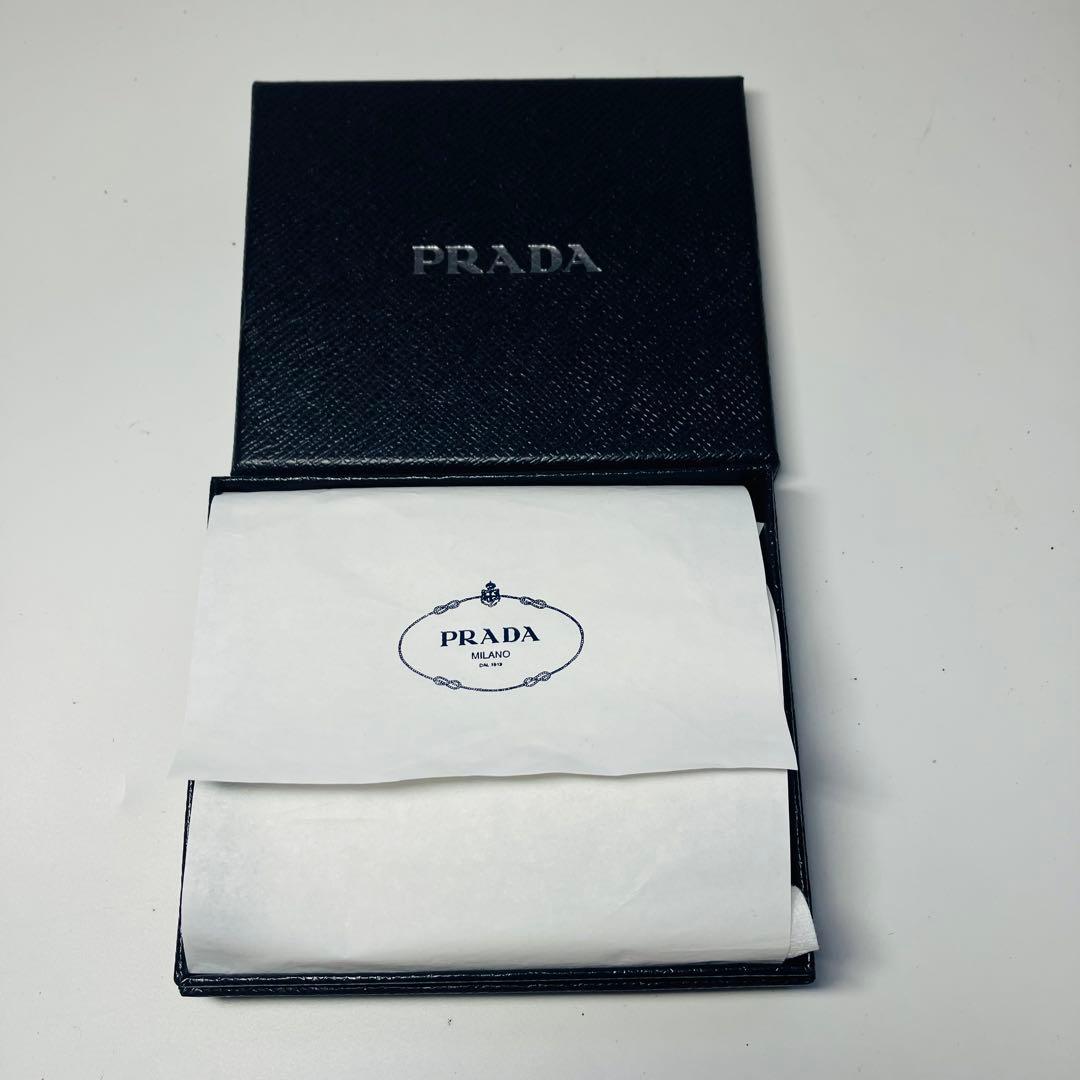 極美品　PRADA 黒 コンパクトウォレット　 サフィアーノレザーシルバー金具