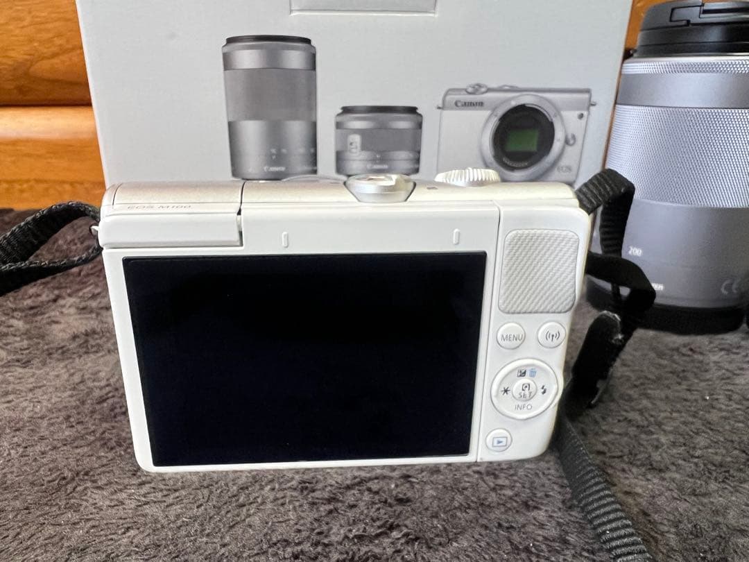 Canon EOS M100 ダブルレンズキット　ホワイト　ミラーレスカメラ