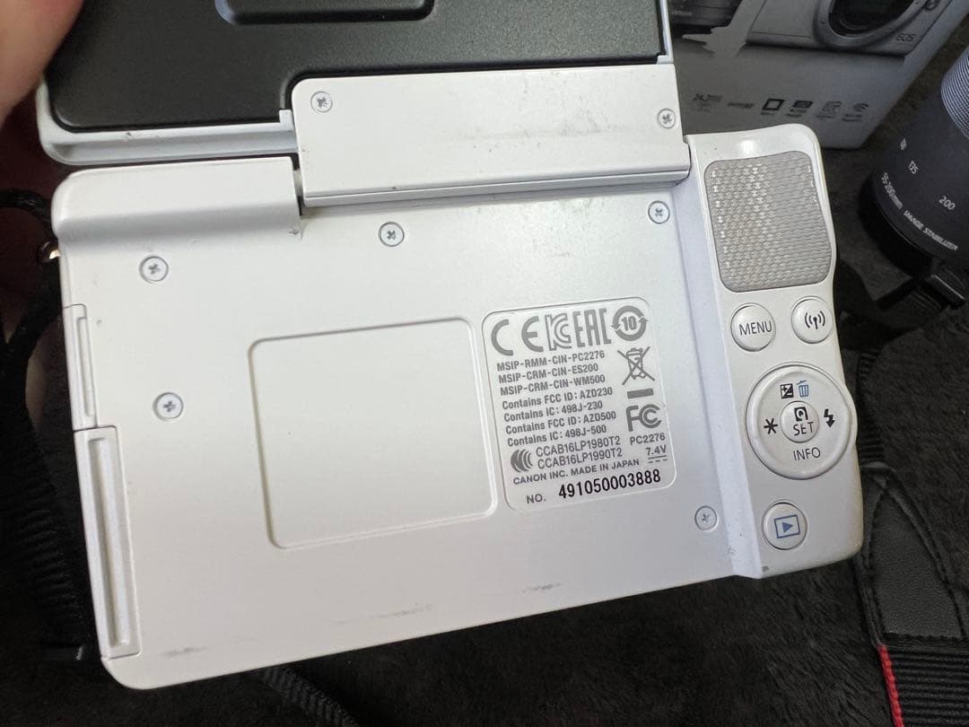 Canon EOS M100 ダブルレンズキット　ホワイト　ミラーレスカメラ