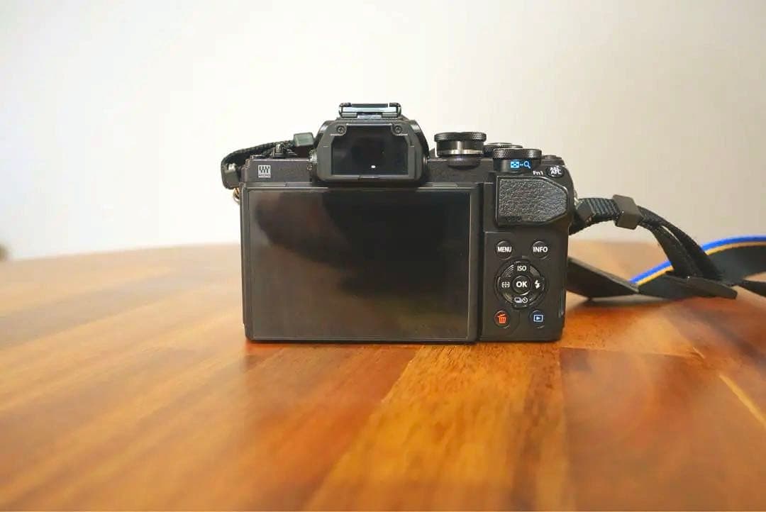 OLYMPUS OM-D E-M10 Mark III 本体+レンズ+SDカード