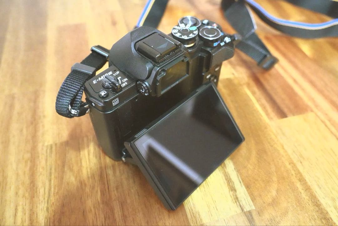 OLYMPUS OM-D E-M10 Mark III 本体+レンズ+SDカード