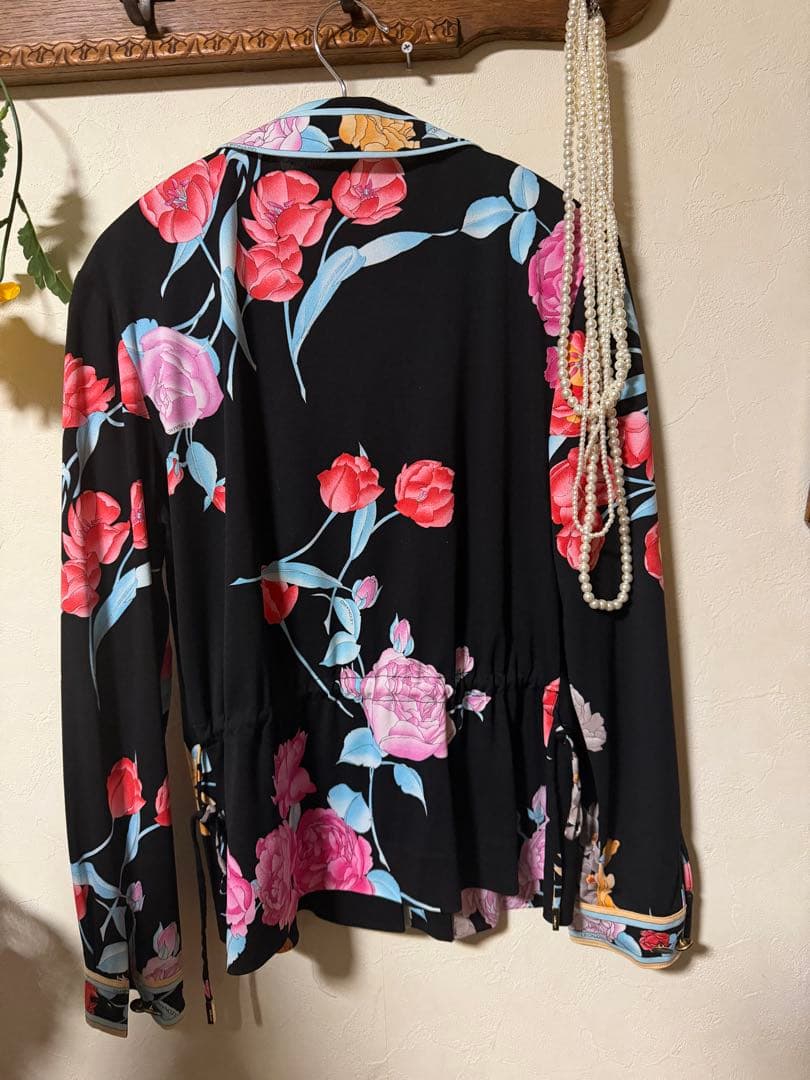 レオナール　黒地に花柄　美しい羽織ジャケット　カーディガン　Mサイズ