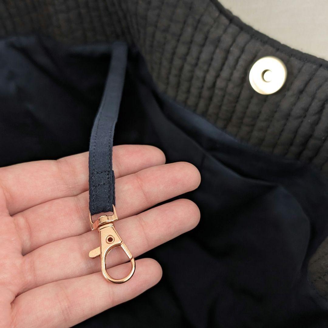 コロンとした　ヌビバッグ　ミモザ刺繍　ポケットたくさん　キーホルダー紐付