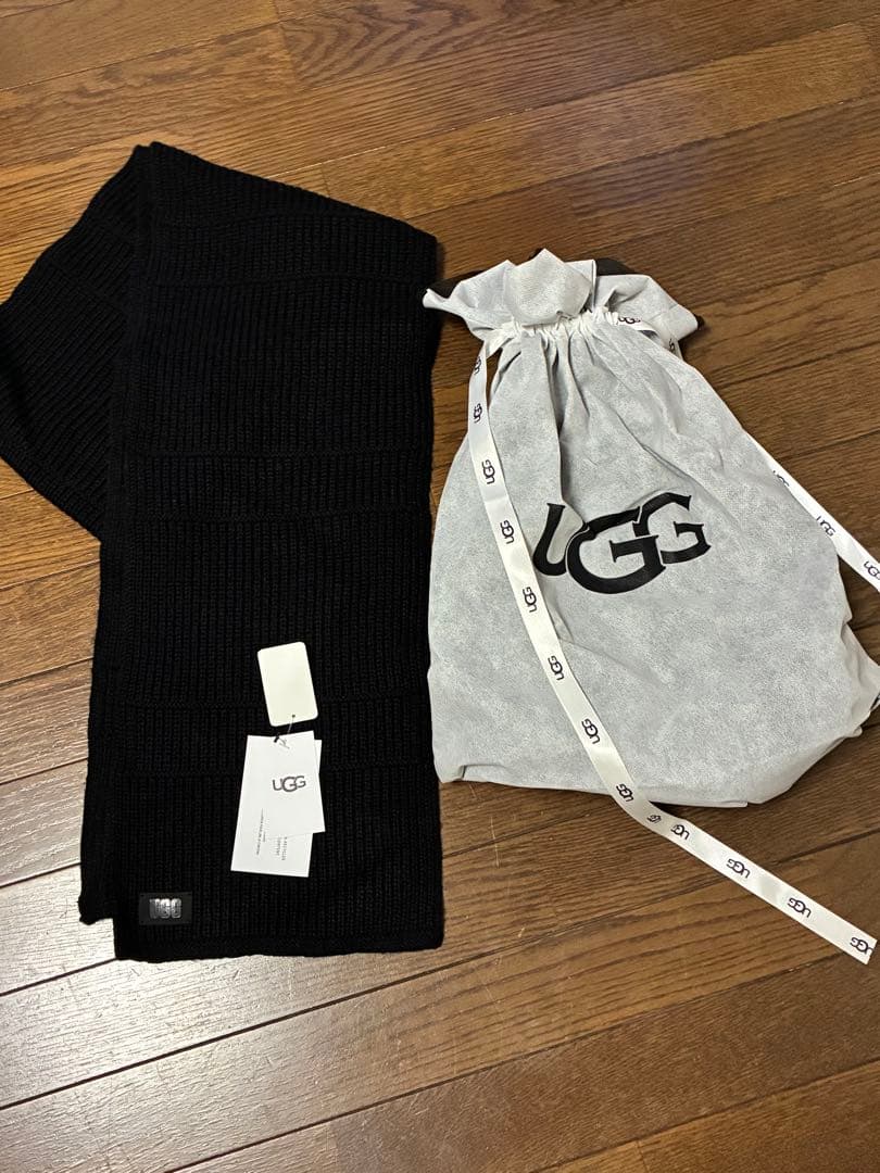 ⭐︎サンドイッチ⭐︎UGG ブラック ニットマフラー 牛革ロゴ 未使用新品