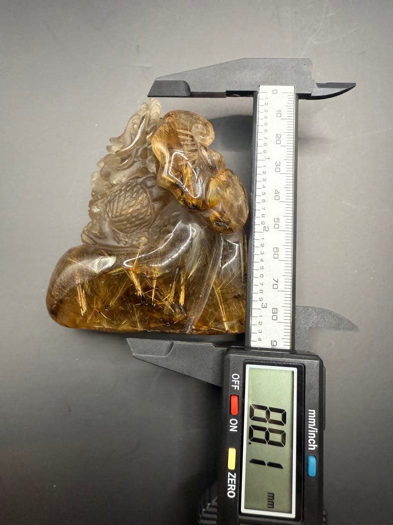 ルチルクォーツ　彫刻龍