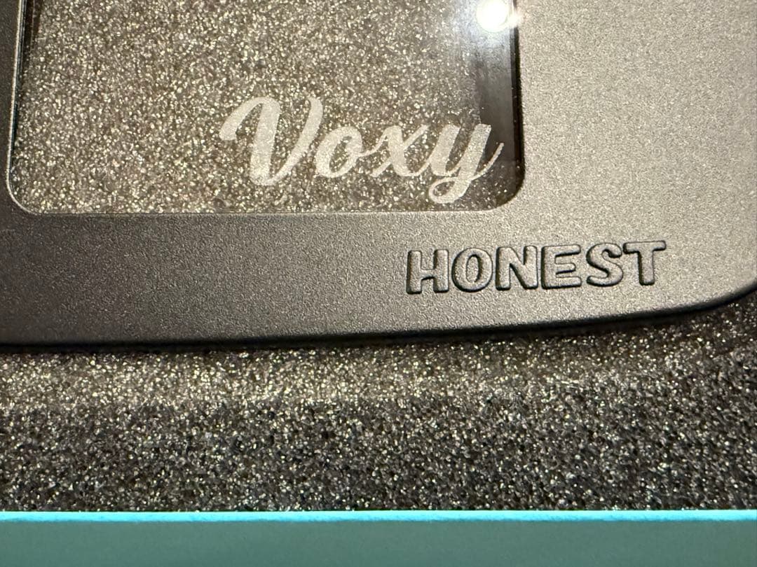 新品未使用　90系VOXY ヴォクシー ガラスリッド給油口カバー　おまけ付き