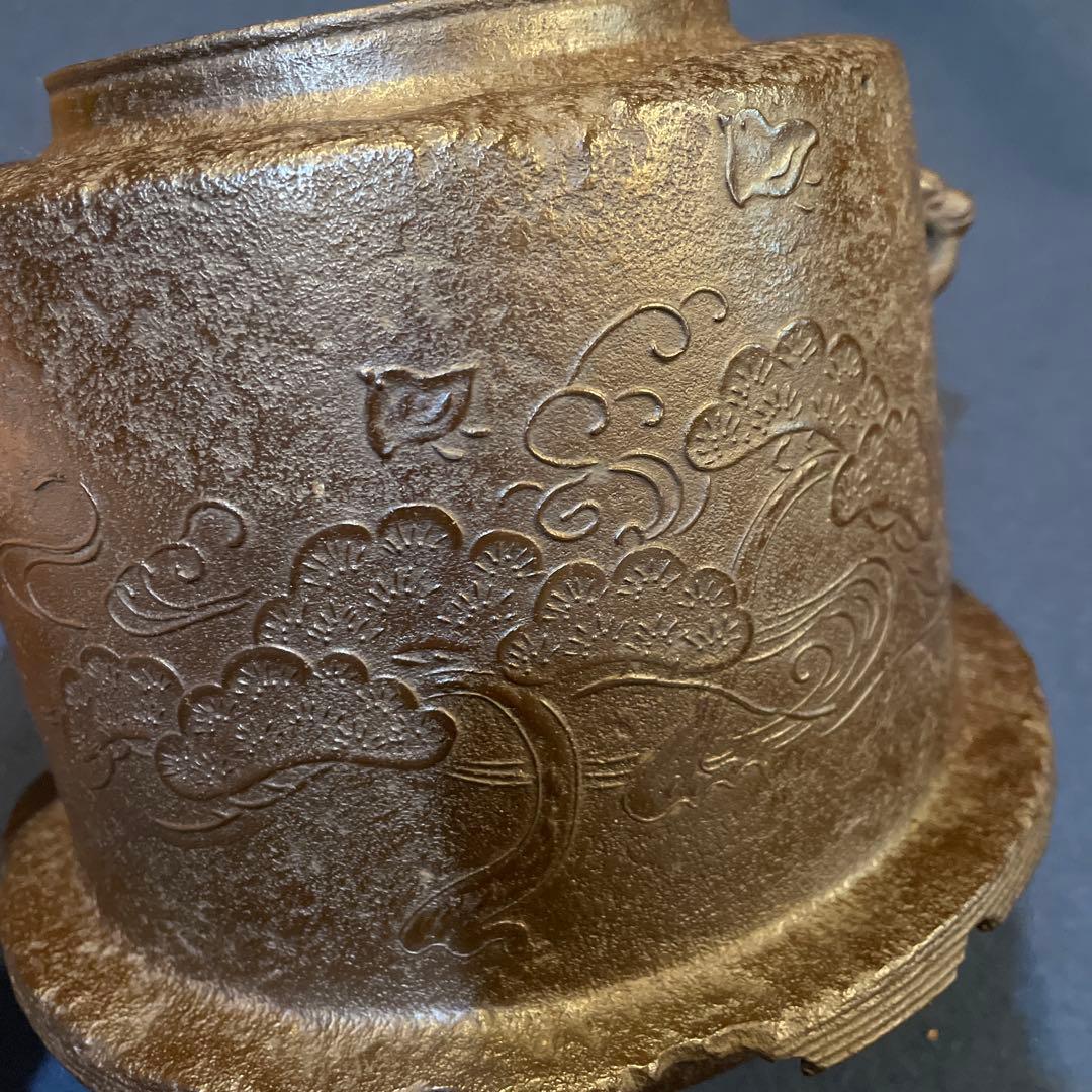 茶道具　釜師【大國 藤兵衛】(造)の※松地に波千鳥紋『筒尾垂釜』共箱　釜