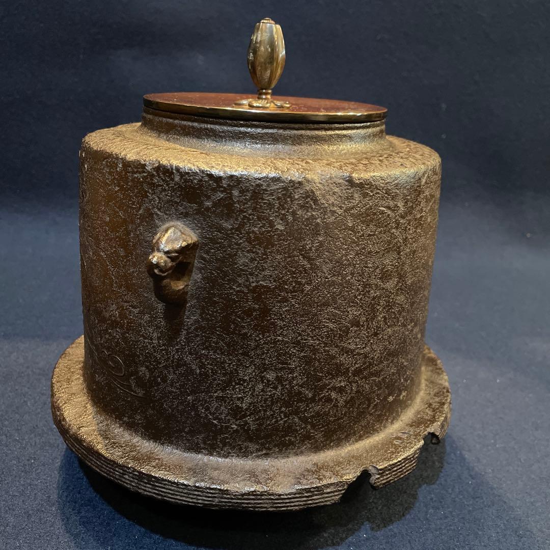 茶道具　釜師【大國 藤兵衛】(造)の※松地に波千鳥紋『筒尾垂釜』共箱　釜