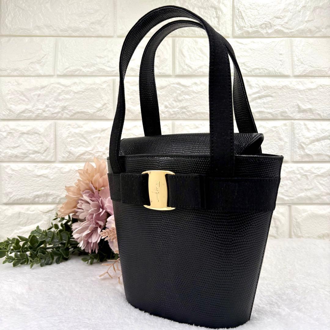 【美品】Ferragamo　フェラガモ　ヴァラリボン　ハンドバッグ　リザード