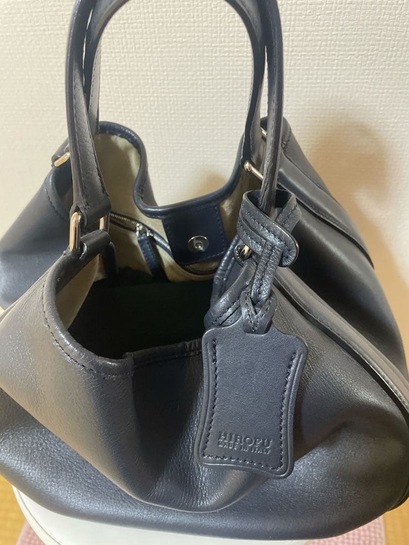 24時間以内発送　HIROFU レザーハンドバッグ　濃紺　クリーム＆保管袋付き