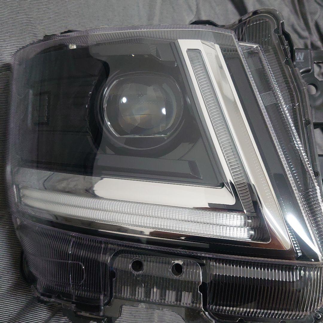 いすゞ エルフ 現行モデル右側LEDヘッドライト